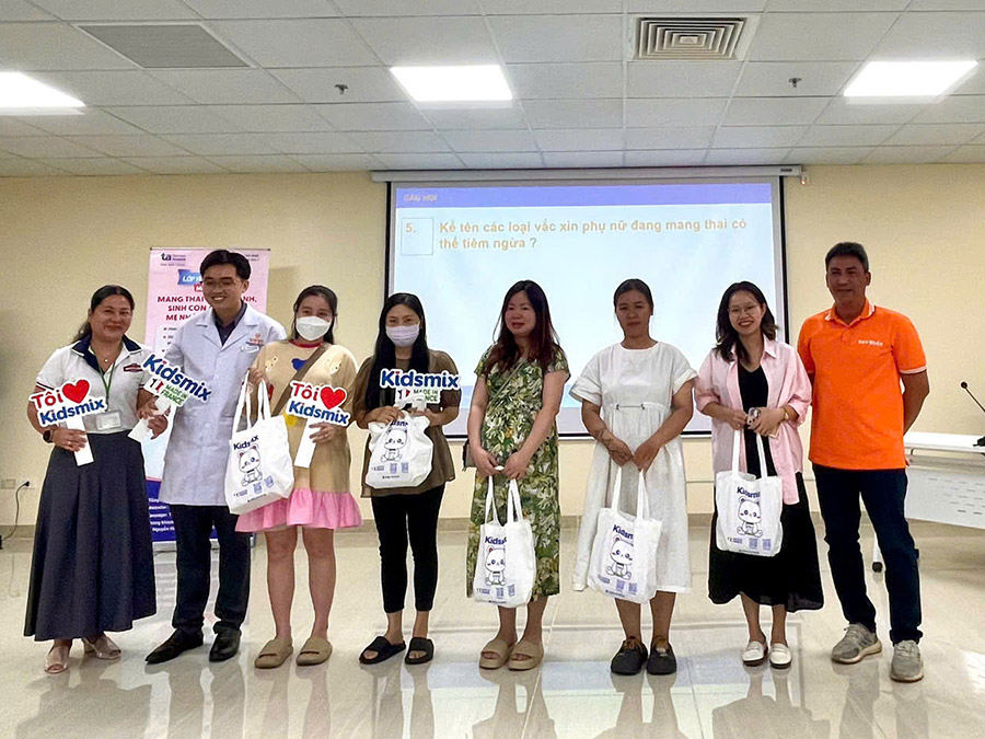 các mẹ lên nhận quà từ thương hiệu kidsmix