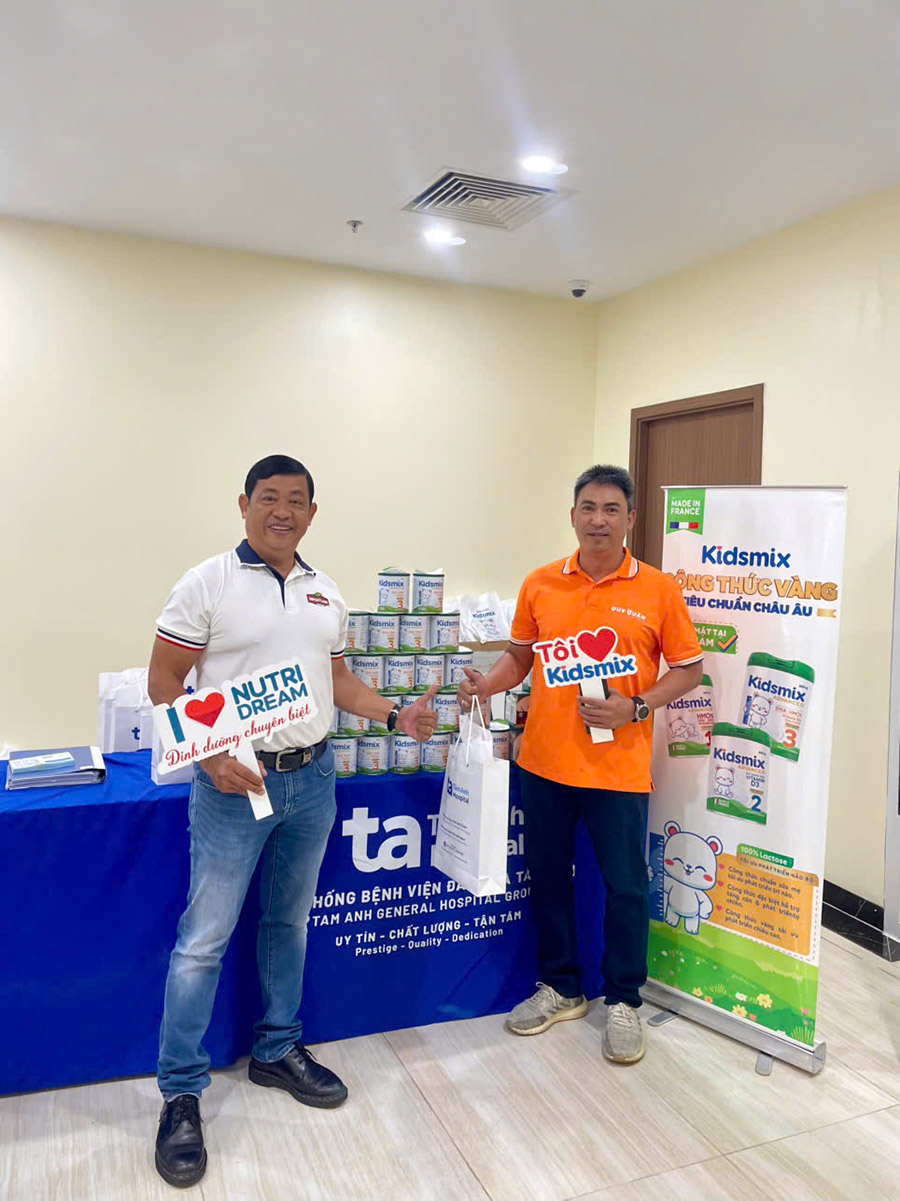 khách hàng tìm hiểu về gian hàng kidsmix